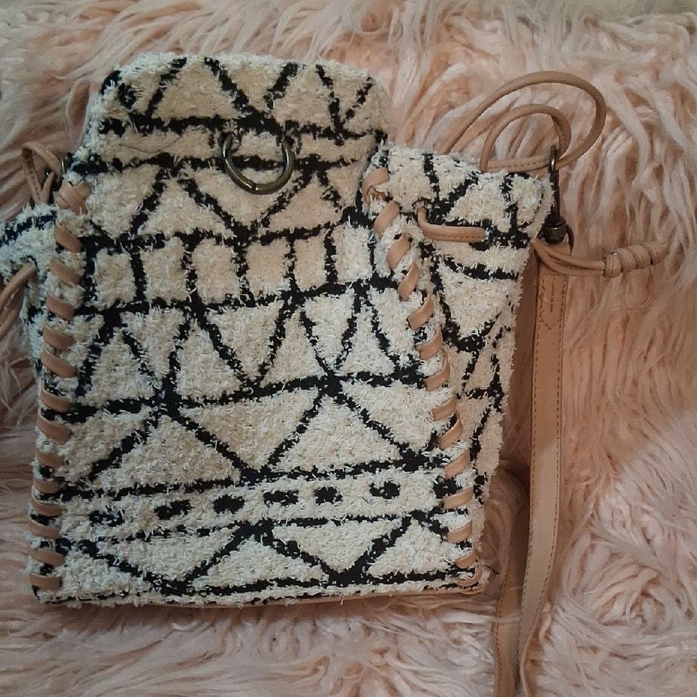 💫💫💫NWOT  UNIVERSAL THREADS Black and Cream Women's Bag